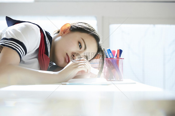 高中制服女生趴在课桌上图片