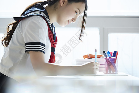 高中女孩认真学习图片