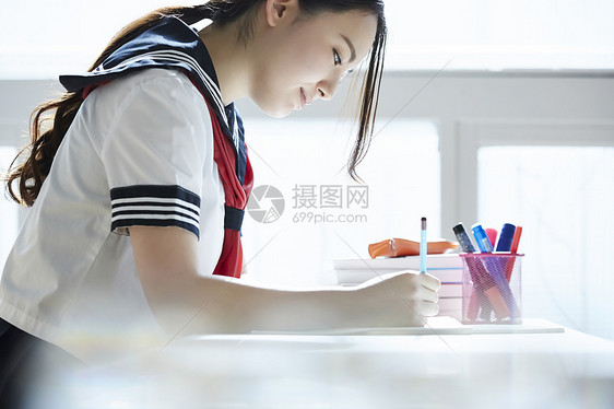 高中女孩认真学习图片