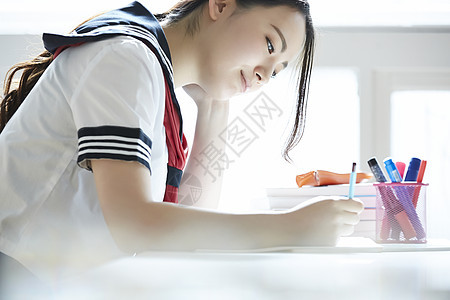 高中女孩认真学习图片