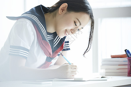 高中女孩认真学习图片