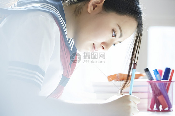 高中女孩认真学习图片