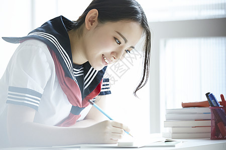 女生微笑低头图片