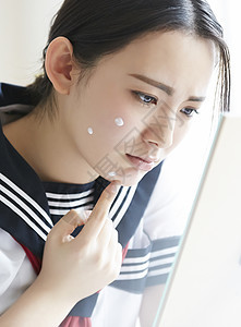 高中女孩在脸上涂护肤品图片