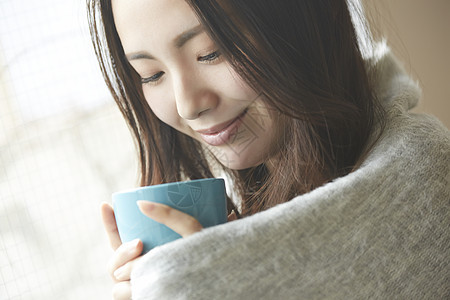 女孩冬天保暖喝热茶图片