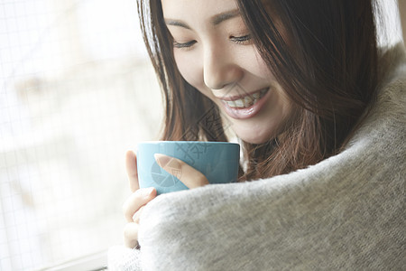 女孩冬天保暖喝热茶图片