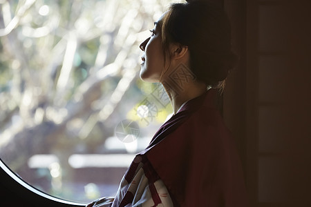 独自享受温泉旅行的女孩图片