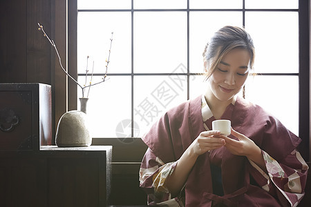 独自享受温泉旅行的女孩图片