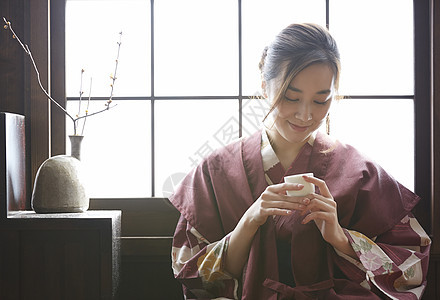 独自旅行的温泉旅行女孩图片