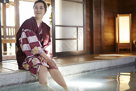 穿和服的女人泡温泉图片素材