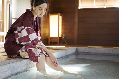 穿和服的女人泡温泉图片素材