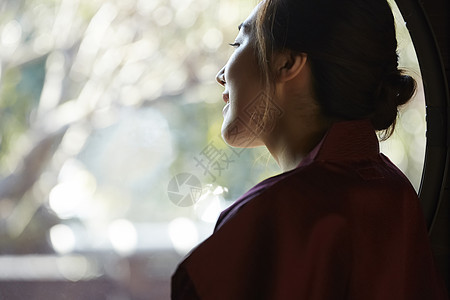 享受窗外风景的女子图片