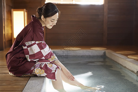 穿和服的女人泡温泉图片素材