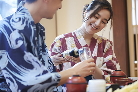 一对夫妇去温泉旅行图片