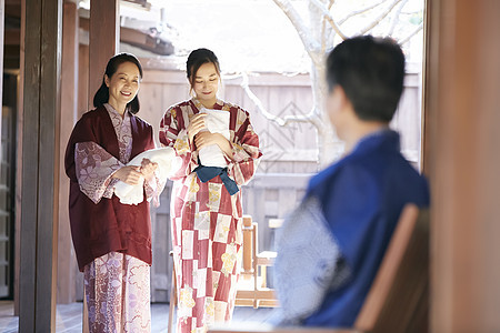 享受温泉旅行的家庭图片