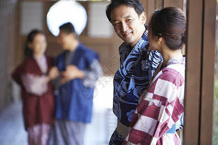 温泉旅行的家庭在走廊聊天图片