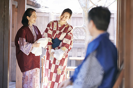 享受温泉旅行的家庭图片