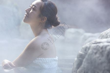 日式浴室女人露天泡温泉背景