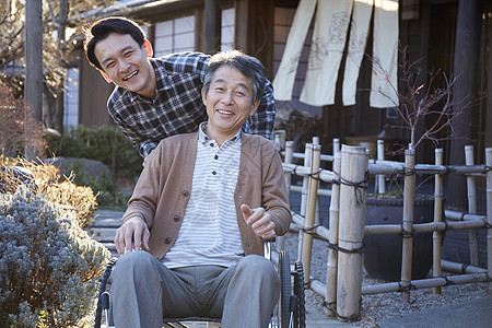 男人孝顺关心旅行老年人背景图片