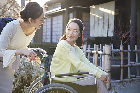 愉悦家人关心老年人的旅行图片素材