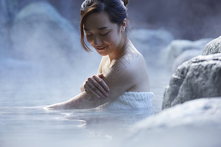 女人露天泡温泉图片