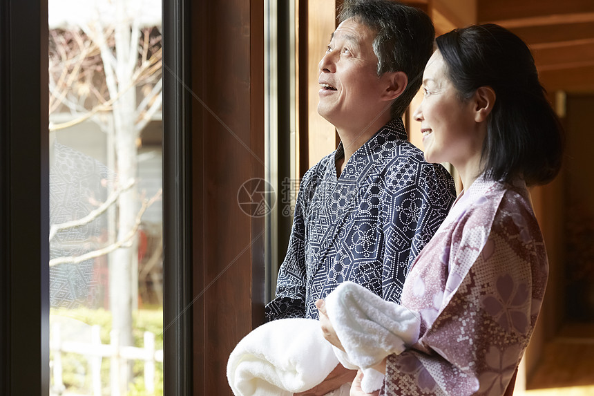 穿浴衣温泉旅行的夫妇高清图片下载 正版图片 摄图网