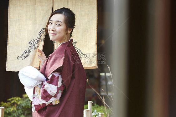 旅途准备泡温泉女人肖像图片