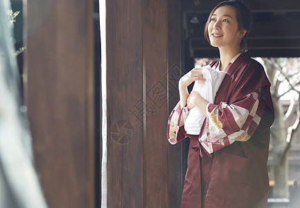 穿日式浴衣的女人在门廊看风景图片