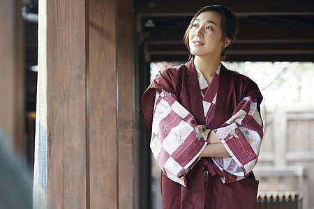 穿日式浴衣的女人在门廊看风景图片