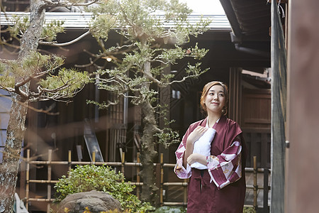 穿日式浴衣的女人在看风景图片