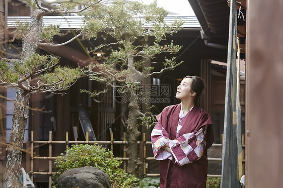 穿日式浴衣的女人在看风景图片