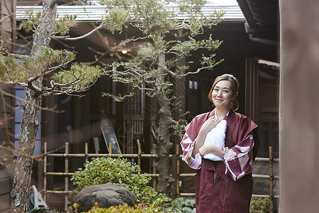 穿日式浴衣的女人在看风景图片