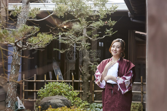穿日式浴衣的女人在看风景图片