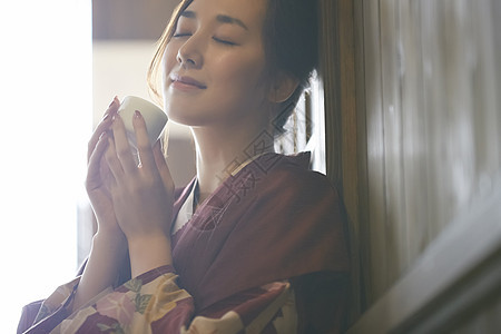 正在品茶的和服女子图片