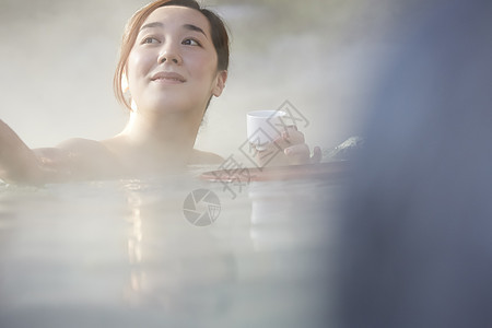 女人露天泡温泉图片