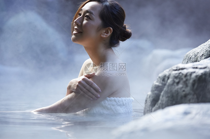 女人露天泡温泉图片