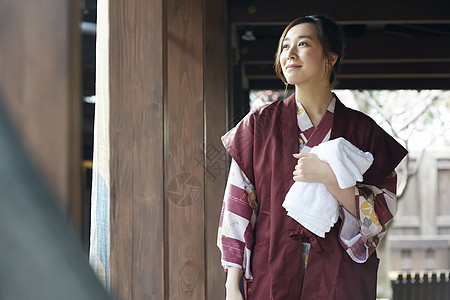 穿日式浴衣的女人在门廊看风景图片