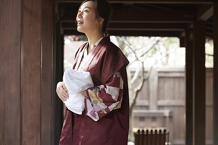 穿日式浴衣的女人在门廊看风景图片