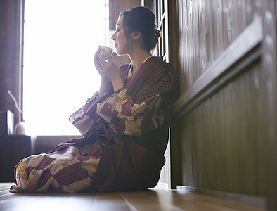 泡温泉的女性背景图片