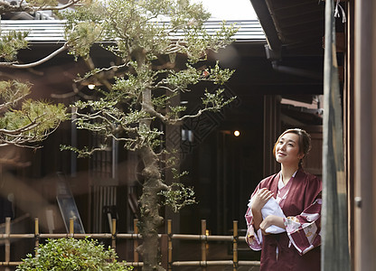 穿日式浴衣的女人看风景图片