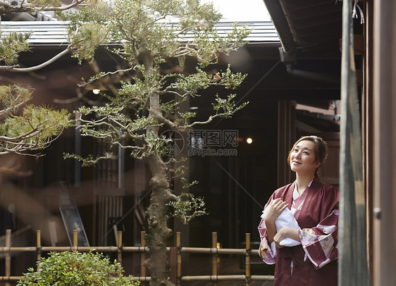 穿日式浴衣的女人看风景图片