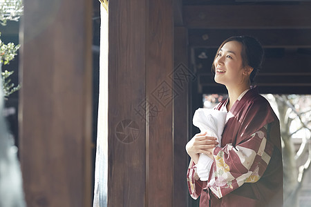 穿日式浴衣的女人在门廊看风景图片