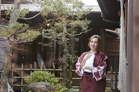 穿日式浴衣的女人看风景图片