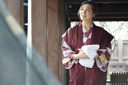 穿日式风格浴衣的女人看风景图片
