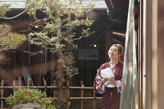 穿日式浴衣的女人看风景图片