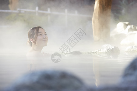 女人露天泡温泉图片