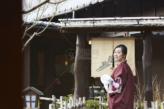 穿着日式浴衣的青年女子图片