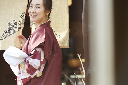 温泉度假区穿着日式浴衣的年轻女子图片