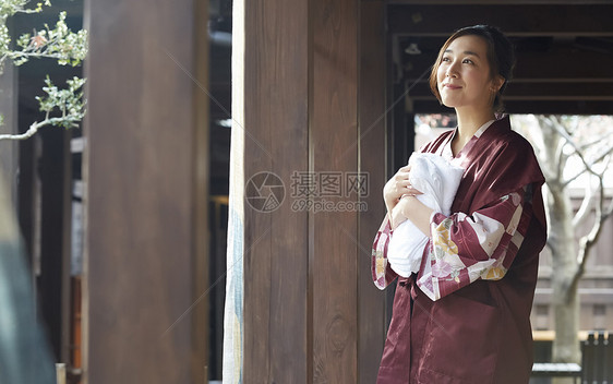 穿着日式浴衣拿着毛巾的青年女子图片