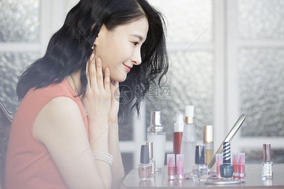 正在化妆的年轻女孩图片